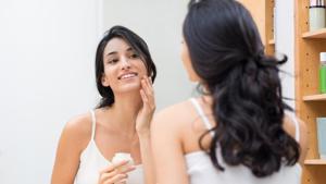 For dry skin, It is important to layer your moisturiser and conditioner for this skin type to trap in moisture and oil.(Shutterstock) For dry skin, It is important to layer your moisturiser and conditioner for this skin type to trap in moisture and oil.(Shutterstock)