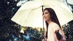 A stylish raincoat or trench coat and umbrella can make you look your best in the monsoon.(Shutterstock) A stylish raincoat or trench coat and umbrella can make you look your best in the monsoon.(Shutterstock)