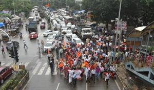 Protestes block traffic on the busy Jogeshwari-Vikhroli Link Road on Wednesday afternoon.(Satyabrata Tripathy/HT Photo) Protestes block traffic on the busy Jogeshwari-Vikhroli Link Road on Wednesday afternoon.(Satyabrata Tripathy/HT Photo)