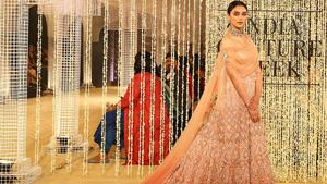 Aditi Rao Hydari was the showstopper at designer Tarun Tahiliani’s fashion show at the India Couture Week 2018.(Raajessh Kashyap/HT Photo)