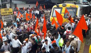 Hundreds of protesters staged a rail roko on platforms number 2 and 5 at Thane station on Wednesday morning.(Praful Gangurde) Hundreds of protesters staged a rail roko on platforms number 2 and 5 at Thane station on Wednesday morning.(Praful Gangurde)