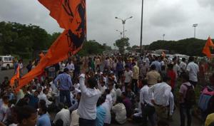 Protesters block the busy Sion-Panvel highway at Vashi on Wednesday.(Bachchan Kumar) Protesters block the busy Sion-Panvel highway at Vashi on Wednesday.(Bachchan Kumar)