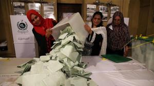 Election officials count ballots after polls closed during the general election in Islamabad, Pakistan, on Wednesday.(Reuters photo) Election officials count ballots after polls closed during the general election in Islamabad, Pakistan, on Wednesday.(Reuters photo)