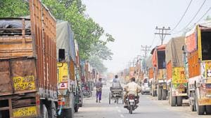 The Union road transport and highways ministry’s ambitious vehicle scrapping policy, which proposed a mandatory cap of 20 years on the life of all commercial vehicles starting in 2020, has hit a roadblock.(Sakib Ali /HT Photo)