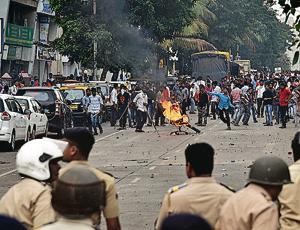 Protestors taking part in Maratha Kranti Morcha burnt down a police chowkie at Kopar Khairane in Navi Mumbai, India, on Wednesday, July 25, 2018(Hindustan Times) Protestors taking part in Maratha Kranti Morcha burnt down a police chowkie at Kopar Khairane in Navi Mumbai, India, on Wednesday, July 25, 2018(Hindustan Times)