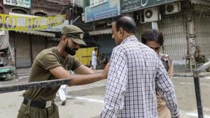 A police officer, left, checks a voter at a polling station in Lahore, Pakistan, on Wednesday, July 25, 2018. Pakistanis are voting today in a closely fought election that will determine the course of the nuclear-armed nation central to U.S. anti-terrorism efforts and China’s global infrastructure ambitions.(Bloomberg) A police officer, left, checks a voter at a polling station in Lahore, Pakistan, on Wednesday, July 25, 2018. Pakistanis are voting today in a closely fought election that will determine the course of the nuclear-armed nation central to U.S. anti-terrorism efforts and China’s global infrastructure ambitions.(Bloomberg)