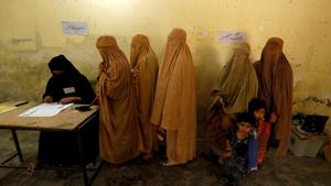 Women, clad in burqas, stand in line to cast their ballot at a polling station during general election in Peshawar, Pakistan July 25, 2018.(REUTERS Photo) Women, clad in burqas, stand in line to cast their ballot at a polling station during general election in Peshawar, Pakistan July 25, 2018.(REUTERS Photo)