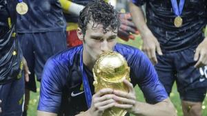 France's Benjamin Pavard kisses the trophy at the end during the final match against Croatia.(AP) France's Benjamin Pavard kisses the trophy at the end during the final match against Croatia.(AP)