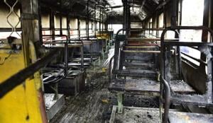 Maratha protesters burn a BEST bus on Ghatkopar-Mankhurd Link Road during Wednesday’s protests.(Vijayanand Gupta/HT Photo) Maratha protesters burn a BEST bus on Ghatkopar-Mankhurd Link Road during Wednesday’s protests.(Vijayanand Gupta/HT Photo)