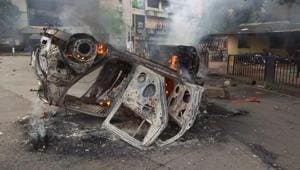 The mob set vehicles on fire in Navi Mumbai on Wednesday.(Bachchan Kumar) The mob set vehicles on fire in Navi Mumbai on Wednesday.(Bachchan Kumar)