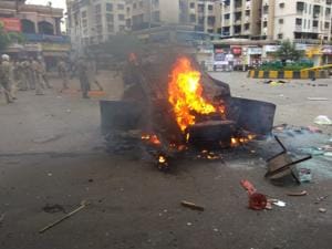 Unruly mobs set fire to property, vehicles and even the police chowky at Koper Khairane in Navi Mumbai on Wednesday evening.(Bachchan Kumar) Unruly mobs set fire to property, vehicles and even the police chowky at Koper Khairane in Navi Mumbai on Wednesday evening.(Bachchan Kumar)