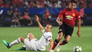 Manchester United forward Alexis Sanchez (7) moves the ball away from Milan defender Luca Antonelli (31) in the second half during an International Champions Cup soccer match at Stubhub Center.(USA TODAY Sports) Manchester United forward Alexis Sanchez (7) moves the ball away from Milan defender Luca Antonelli (31) in the second half during an International Champions Cup soccer match at Stubhub Center.(USA TODAY Sports)