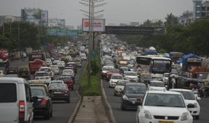 Traffic jam on the Western Express Highway at Kherwadi, Bandra, on Friday.(Satyabrata Tripathy/HT Photo) Traffic jam on the Western Express Highway at Kherwadi, Bandra, on Friday.(Satyabrata Tripathy/HT Photo)