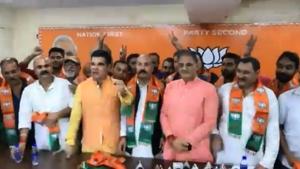 BJP state president Ravinder Raina welcomed Vikram Singh and his supporters to the party on Friday.(BJP/Twitter) BJP state president Ravinder Raina welcomed Vikram Singh and his supporters to the party on Friday.(BJP/Twitter)
