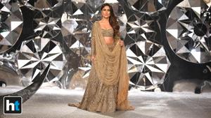 Kareena Kapoor Khan was the showstopper for designers Falguni Shane Peacock for their show at the India Couture Week 2018.(Raajessh Kashyap/HT Photo) Kareena Kapoor Khan was the showstopper for designers Falguni Shane Peacock for their show at the India Couture Week 2018.(Raajessh Kashyap/HT Photo)
