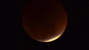 A blood moon visible in Noida in January 2018. The best time to view the lunar eclipse will be around 1:51 am on Saturday. The total phase of eclipse will end at 2:43 am.(Virendra Singh Gosain/HT Photo) A blood moon visible in Noida in January 2018. The best time to view the lunar eclipse will be around 1:51 am on Saturday. The total phase of eclipse will end at 2:43 am.(Virendra Singh Gosain/HT Photo)