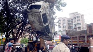 Police take away the car that was burnt by protesters during the Maratha agitation in Kopar Khairane on Wednesday.(Bachchan Kumar/HT) Police take away the car that was burnt by protesters during the Maratha agitation in Kopar Khairane on Wednesday.(Bachchan Kumar/HT)