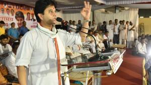 On Friday, Jyotiraditya Scindia held a divisional level meeting in Hoshangabad, where he discussed election strategy and distributed work among committee members.(Mujeeb Faruqui/HT Photo) On Friday, Jyotiraditya Scindia held a divisional level meeting in Hoshangabad, where he discussed election strategy and distributed work among committee members.(Mujeeb Faruqui/HT Photo)