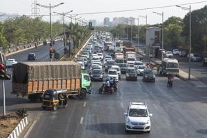 Godrej Soap Gate signal on the express highway, at Vikhroli, is one of the most dangerous driving spots.(Pratik Chorge/HT Photo) Godrej Soap Gate signal on the express highway, at Vikhroli, is one of the most dangerous driving spots.(Pratik Chorge/HT Photo)