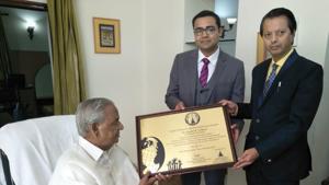 Governor Kalyan Singh presents the certificate of world record to Dr Ranat Ramjas Vishnoi in Jaipur on Saturday.(HT PHOTO) Governor Kalyan Singh presents the certificate of world record to Dr Ranat Ramjas Vishnoi in Jaipur on Saturday.(HT PHOTO)