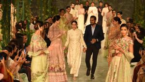 Rahul Mishra during his show on the fourth day of India Couture Week 2018.(Sarang Gupta) Rahul Mishra during his show on the fourth day of India Couture Week 2018.(Sarang Gupta)
