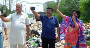 Zirakpur residents clicking selfies with garbage.(HT Photo) Zirakpur residents clicking selfies with garbage.(HT Photo)