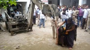 An eye witness shows the spot where a girl was allegedly beaten and killed by a staff member at a state-funded shelter home, in Muzaffarpur.(PTI Photo) An eye witness shows the spot where a girl was allegedly beaten and killed by a staff member at a state-funded shelter home, in Muzaffarpur.(PTI Photo)
