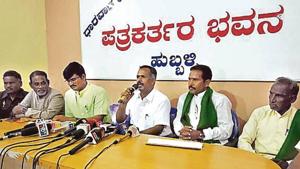 Somashekhar Kotambari (centre), president of the Separate State Agitation Committee, addresses a press conference.(HT Photo) Somashekhar Kotambari (centre), president of the Separate State Agitation Committee, addresses a press conference.(HT Photo)