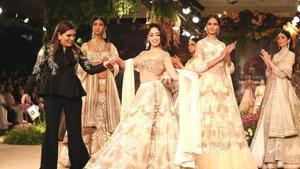 Yami Gautam was the showstopper for fashion designer Reynu Taandon’s penultimate show at ICW 2018, presented by Hindustan Times and Sunil Sethi Design Alliance.(Jasjeet Plaha/HT Photo) Yami Gautam was the showstopper for fashion designer Reynu Taandon’s penultimate show at ICW 2018, presented by Hindustan Times and Sunil Sethi Design Alliance.(Jasjeet Plaha/HT Photo)