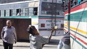 The bus operators had met the state transport minister Yashpal Arya on Sunday, who assured them that government will increase passenger fare of private buses by 15 %.(HT File) The bus operators had met the state transport minister Yashpal Arya on Sunday, who assured them that government will increase passenger fare of private buses by 15 %.(HT File)