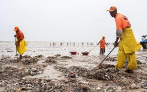 Municipal workers clean plastic waste on Juhu beach.(HT PHOTO) Municipal workers clean plastic waste on Juhu beach.(HT PHOTO)