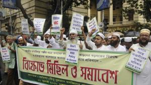 Muslim groups in Kolkata staging protest against NRC on Tuesday.(Samir Jana/ HT Photo) Muslim groups in Kolkata staging protest against NRC on Tuesday.(Samir Jana/ HT Photo)