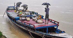Fishermen unload their catch from a boat, at Uzan Bazaar in Guwahati , July 13. The Assam government banned import and sale of fish from other states for a period of 10 days following tests on samples that showed the presence of cancer-causing chemical formalin.(PTI) Fishermen unload their catch from a boat, at Uzan Bazaar in Guwahati , July 13. The Assam government banned import and sale of fish from other states for a period of 10 days following tests on samples that showed the presence of cancer-causing chemical formalin.(PTI)