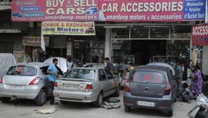 Cars line the streets of Karol Bagh.(Sushil Kumar/ HT Photo) Cars line the streets of Karol Bagh.(Sushil Kumar/ HT Photo)