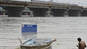 A view of the swollen Yamuna near Kalindi Kunj on July 30, 2018. Officials said the river is expected to touch 206.5m on Tuesday evening.(Burhaan Kinu/HT PHOTO) A view of the swollen Yamuna near Kalindi Kunj on July 30, 2018. Officials said the river is expected to touch 206.5m on Tuesday evening.(Burhaan Kinu/HT PHOTO)