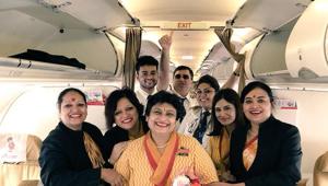 Pooja Chinchankar (centre) with her daughter (third from right) and the crew of her last flight.(Twitter/@caramelwings) Pooja Chinchankar (centre) with her daughter (third from right) and the crew of her last flight.(Twitter/@caramelwings)
