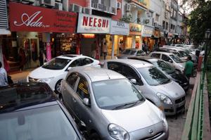 A man carrying a reward of Rs 1 lakh has been arrested on the charge of stealing around 500 high-tech luxury cars in Delhi in five years.(HT photo for representation) A man carrying a reward of Rs 1 lakh has been arrested on the charge of stealing around 500 high-tech luxury cars in Delhi in five years.(HT photo for representation)