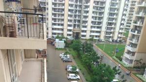 Overflowing sewage has flooded the compound at Taksila Heights in Sector 37C.(HT Photo) Overflowing sewage has flooded the compound at Taksila Heights in Sector 37C.(HT Photo)