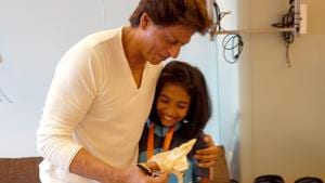 Shah Rukh Khan invited cancer survivors to the his home. Shah Rukh Khan invited cancer survivors to the his home.