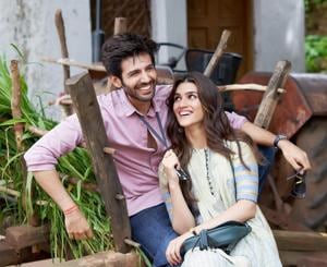 Kartik Aaryan and Kriti Sanon light up the picture with their big smiles.(Instagram) Kartik Aaryan and Kriti Sanon light up the picture with their big smiles.(Instagram)