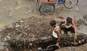 Activists have slammed the BMC for buying contractors’ excuses and undertaking repairs.(HT File Photo) Activists have slammed the BMC for buying contractors’ excuses and undertaking repairs.(HT File Photo)