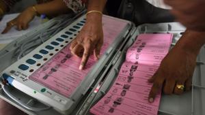 Mamata Banerjee has on Wednesday urged Opposition leaders to send a joint delegation to the Election Commission over reports of electronic voting machines being tampered with.(HT File Photo) Mamata Banerjee has on Wednesday urged Opposition leaders to send a joint delegation to the Election Commission over reports of electronic voting machines being tampered with.(HT File Photo)