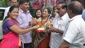 BJP workers offer sweets to each other in Mumbai after the party won civic body elections in Jalgaon and Sangli.(ANI/Twitter) BJP workers offer sweets to each other in Mumbai after the party won civic body elections in Jalgaon and Sangli.(ANI/Twitter)