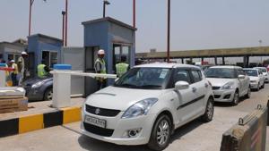 Nearly 80,000 vehicles cross the Kherki toll daily.(HT/File Photo) Nearly 80,000 vehicles cross the Kherki toll daily.(HT/File Photo)