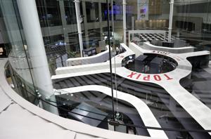 Employees work on the trading floor at the Tokyo Stock Exchange (TSE), operated by Japan Exchange Group Inc. (JPX), in Tokyo, Japan.(Tomohiro Ohsumi/Bloomberg) Employees work on the trading floor at the Tokyo Stock Exchange (TSE), operated by Japan Exchange Group Inc. (JPX), in Tokyo, Japan.(Tomohiro Ohsumi/Bloomberg)