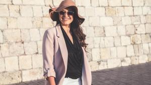 Wear dark colours or busy prints on your upper body. This will help you look slim and hide your tummy fat.(Shutterstock)