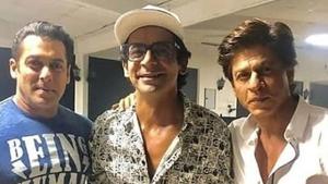 Salman Khan and Shah Rukh also celebrated Sunil Grover’s birthday on Dus Ka Dum sets. Salman Khan and Shah Rukh also celebrated Sunil Grover’s birthday on Dus Ka Dum sets.
