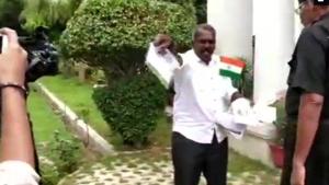 A ‘mentally unsound’ man outside Kerala Bhawan in Delhi on August 4.(ANI Photo/Twitter) A ‘mentally unsound’ man outside Kerala Bhawan in Delhi on August 4.(ANI Photo/Twitter)