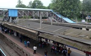 The FOB which connects platforms 1, 2 and 3 at Badlapur station is a British-era bridge.(Rishikesh Choudhary) The FOB which connects platforms 1, 2 and 3 at Badlapur station is a British-era bridge.(Rishikesh Choudhary)