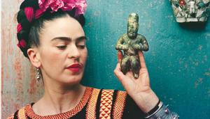 Frida Kahlo with Olmec figurine, 1939(Photo: Nickolas Muray © Nickolas Muray Photo Archives)